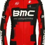 Красно-чёрная утеплённая велоджерси BMC на манекене, вид спереди