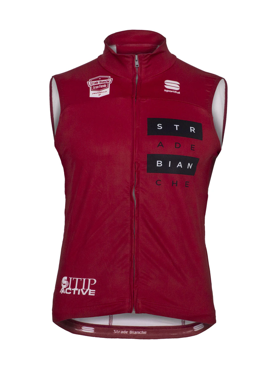 Лёгкий веложилет Sportful GF Strade Bianche 2020 Red — вид спереди Лёгкий веложилет Sportful GF Strade Bianche 2020 Red — красный жилет с молнией и логотипами, вид спереди